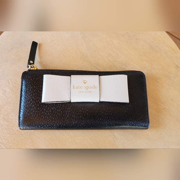 kate spade Handbags - EUC Kate Spade New York Matthews Street Nisha Wallet